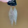Brincos de Borla Triangular com Diamantes em Agulha de Prata, Luxo Acessível e Brincos de Alta Qualidade, Brincos Elegantes Únicos para Mulheres, Design de Nicho
