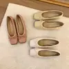 Elegantes sapatilhas quadradas com laço estilo francês para mulheres, novo design versátil 2026 com palmilha oculta para aumento de altura, sapatilhas macias e delicadas