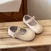 Sapatos de couro pequenos ins franceses 2026 Nova Coleção Primavera e Outono Versão Coreana Sapatos de Princesa de Bico Baixo para Meninas Sola Macia Sapatos Únicos Mary Jane