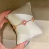 Chapeado en oro real, popular en Xiaohongshu, pulsera de trébol de cuatro hojas con flor rosa y diamantes brillantes para mujer, estilo vintage de lujo ligero para el día a día, disponible para dropshipping