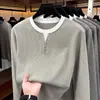 Sudadera de cuello alto de imitación de dos piezas para hombre, nueva colección otoño 2026, ribete en color contrastante, base de color liso, camiseta de punto de manga larga para hombre