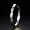 Anillo de acero inoxidable para mujer estilo lujo ligero para chicas en nicho alta joyería de lujo con incrustaciones de diamantes acero de titanio sin color joyería al por mayor