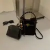 Bolsa Saco Retro Camurça Melanóide Feminina 2026 Outono/Inverno Nova Bolsa de Mão Trançada Pingente de Miçangas Bolsa de Ombro Único Transversal