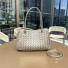 Bolsa Cesta Tecida de Couro Novo Transfronteiriça Bolsa Cesta de Legumes Portátil Retro de Alta Qualidade Bolsa de Ombro Único Transversal Feminina de Grande Capacidade