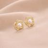 Aretes de botón de rosa de perla plana hueca con diamantes de imitación, pequeños, exquisitos, versátiles, para mujer, temperamento, joyería para la oreja