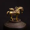 Latão puro imediatamente rico bronze retrô cavalo galopante chaveiro pingente ornamento animal de estimação de chá suprimento de banca