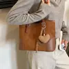 Bolso de mano de moda para mujer de gran capacidad para otoño, bolso de axila retro de gamuza, diseño exquisito de corazón, nuevo estilo 2026 con amuleto de felpa, bolso de hombro