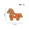 Broche Año del Caballo 2026 Regalo de Año Nuevo Insignia de Metal Hazte Rico al Instante Saludos Festivos Pin del Caballo del Zodiaco Accesorios
