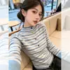 Cárdigan de punto ajustado para mujer con rayas de contraste en azul y gris, cuello semi-alto, verano 2026, top extremadamente elegante y sofisticado