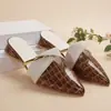 Chinelos Femininos para Uso Externo 2026 Verão Novo Casuais Meio-Chinelos Bico Fechado Corte em V Salto Grosso Bico Fino Mules Tamanho Grande Comércio Exterior