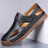 Tamancos de Verão para Homens, Sapatos Casuais Respiráveis com Solado Macio, Sandálias de Couro Vazadas Slip-On com Detalhes Costurados à Mão
