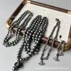 Gargantilla de la Reina Madre en estilo minimalista, collar clásico de pin de perla, cadena para la clavícula de Saturno, cadena para el cuello de lujo ligero y sensación de alta gama