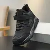 Novos tênis esportivos infantis de outono e inverno, forrados com fleece e espessados para aquecimento, sapatos de algodão de tamanho grande para uso externo, sapatos casuais antiderrapantes para crianças mais velhas, transfronteiriços