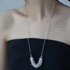 Collar de Cristal Blanco Transparente de Diseño de Nicho, Sensación de Lujo Ligero y Gama Alta, Cadena de Clavícula de Moda para el Viaje Diario, Elegante Accesorio para el Cuello para Mujeres