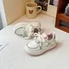 Tenis casuales para niñas, nueva colección otoño 2025, zapatos infantiles modernos y cómodos, transpirables, con diseños de caricaturas, suelas suaves y parte superior de piel, adecuados para estudiantes