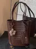 Bolsa de Mano Tejida Shuai Mijia para Mujer 2026 Nuevo Bolso Cubo de Verano Alta Apariencia Temperamento de Nicho Bolso de Hombro Simple