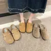 Sandálias Birkenstock femininas estilo britânico, nova coleção primavera/outono 2026, com sola grossa, bico fechado, tipo slip-on para uso externo, calçados casuais fáceis de calçar