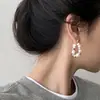 Brincos Pendentes de Pérola Branca Prateada Design de Nicho Brincos Irregulares para Mulheres Leve Luxo Temperamento Tendência Versátil