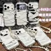 El lazo de encaje y la cadena de cuentas transforman instantáneamente tu iPhone 17 o iPhone 16 Pro Max en una funda de teléfono tipo caramelo de colores arcoíris.