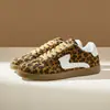 Calçados Femininos Transfronteiriços para Comércio Exterior 2026 Novo Esquema de Cores Estampa de Leopardo Tênis Casuais Planos Versáteis Moda Plana Esportes Calçados Femininos