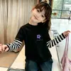 Ropa nueva de otoño para niñas: Camiseta de manga larga de algodón puro con patchwork a rayas y estampado de dibujos animados elegante para estudiantes