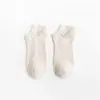 Calcetines de hombre de verano color liso calcetines invisibles transpirables absorbentes de sudor calcetines desodorantes calcetines verticales para hombre puesto de calcetines para hombre calcetines invisibles para hombre al por mayor