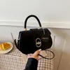 Bolso de mano retro de alta gama con tapa abatible para mujer 2026 nuevo bolso cuadrado pequeño con cierre simple para el trabajo de un solo hombro cruzado bolso de mujer