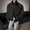 Chamarra bomber de retazos deconstruida estilo americano con cuello alto para hombre, prenda exterior de otoño de corte limpio, chaqueta de béisbol cool de alta costura