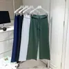 Pantalones deportivos casuales relajados de pierna recta estrecha, estilo americano de tiro bajo, que levantan los glúteos y adelgazan, en gris, negro y azul marino