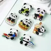 Broche de Panda Transparente con Borde de Dibujos Animados de Acrílico Accesorio para Mochila Regalo para Estudiante de Primaria Muñeca Linda Fresca y Dulce
