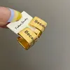 Brincos Quadrados Minimalistas com Letras 2026 Nova Moda Versátil Personalidade Pequenos e Delicados Brincos de Alto Padrão