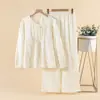 Roupa de casa feminina de crepe de algodão puro com estampa distribuída, manga curta e calça comprida para primavera e verão, pijama casual solto e confortável para casa