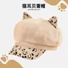 Boina nueva y elegante con estampado de leopardo y orejas de gato, linda, para mujer, sombrero octagonal retro de gamuza para otoño e invierno que hace que la cara se vea más pequeña