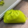Selección Estricta de Estilo Tejido Bolso Tejido de Cuero Genuino para Mujer 2025 Verano Nuevo Bolso de Hombro Cruzado de Mano Nube