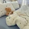 Conjunto de Quatro Peças de Gaze Dupla Nível Bebê e Materno Tipo Nuvem Classe A, Roupa de Cama Individual para Dormitório em Gaze de Algodão, Amigável à Pele e Adequado para Todas as Estações, Conjunto de Roupa de Cama de 4 Peças