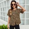 Moda solta Street hipster feminina bainha dividida casual camiseta gola redonda manga curta de um botão estampado top