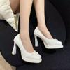 Sapatos de Couro Brilhante da Moda com Salto Baixo Tendência para Mulheres Baixas Nova Coleção Primavera e Outono 2025 Sapatos Pequenos de Couro com Salto Bloco Aumento de Altura Salto Alto