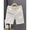 Versátiles shorts casuales blancos para hombres y mujeres, pantalones de cinco puntos finos de verano, pantalones rectos modernos para hombre para uso en exteriores