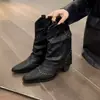 Botas de cowboy ocidentais, botins de salto grosso para mulheres, nova coleção de outono 2026, botas de cavaleiro com corte em V, bico fino, rebitados, estilo de bota retrô