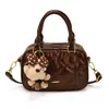 Bolsa quadrada pequena de mão com trama de losangos feminina com pingente de urso para o dia a dia bolsa pequena de cor sólida de ombro único transversal bolsa transversal mini bolsa feminina