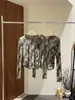 [Kaipu] Camiseta Versátil de Manga Larga Ajustada con Cuello Redondo, Estampado de Trece Líneas Estilo Francés, Degradado Flock TB4169