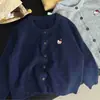 Cárdigan de punto para niños, nueva colección otoño 2026, chaqueta exterior bordada elegante y linda para niñas pequeñas, corte holgado y top versátil