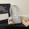 Primavera 2026 Nuevo Bolso de Hombro con Acolchado de Diamantes Estilo Coreano para Mujer con Colgante Lindo Bolso de Hombro de Moda Versátil para el Trabajo