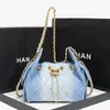 2026 Nuevo Modelo Bolso Tote Pequeño Estilo Chanel Acolchado con Cadena y Piel Encerada, Bolso de Hombro Acolchado con Cadena Personalizable de Gran Capacidad