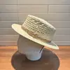 Chapéu de palha estilo britânico retrô de copa reta para mulheres, chapéu de palha oco para proteção solar de verão, chapéu de palha trançado estilo férias na praia