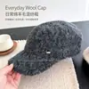 Gorra de béisbol de mezcla de lana suave y mullida para mujer, cálida y versátil para otoño e invierno, estilo ecuestre con un pequeño logotipo metálico