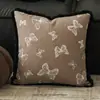 Nuevos cojines decorativos estilo 2026 para sala de estar, con un diseño retro de mariposa con patrón oscuro, en una paleta de colores Maillard, venta al por mayor de fundas de almohada estilo vintage