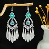 Aretes de Estilo Étnico de Plata Imitación, Colgantes de Aretes Largos de Plumas de Colores, Aretes Populares para Atracciones Turísticas, Lindos Aretes con Forma de Frijol al por Mayor