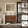 Tocador de baño de color nogal con lavabo, una combinación de estilo chino y un lavabo cerámico integrado para lavarse las manos y la cara