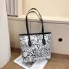 Nova Bolsa Tote de Outono Feminina Estampada para o Trabalho 2025 Estilo Estrangeiro Moda Simples Bolsa de Ombro de Mão